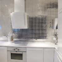 Tükrözött mozaikok és fehér homlokzatok egy modern konyhában