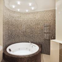 Runt badkar med mosaikplattor
