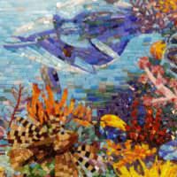 Mosaikpanel med en delfin i badrummet