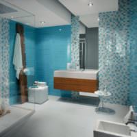 Kombinationen av vita och blå mosaiker i badrummet