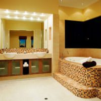 Mosaikdekoration av ett badrum i ett lanthus