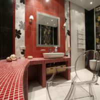 Röd mosaik i badrumsdekoration