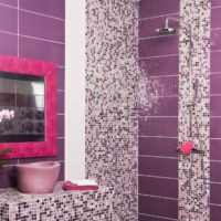 Lila fürdőszoba kialakítás mozaik díszítéssel