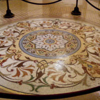 Elegáns mozaik dísz a nappali padlóján