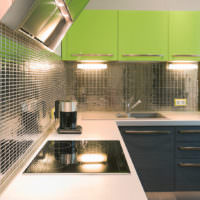 Tükörmozaik és zöld homlokzatok a konyha kialakításában