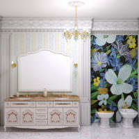Mosaikpanel ovanför bidén i badrummet