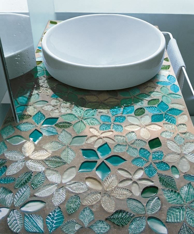 Bänkskiva i badrum med mosaikbeklädnad