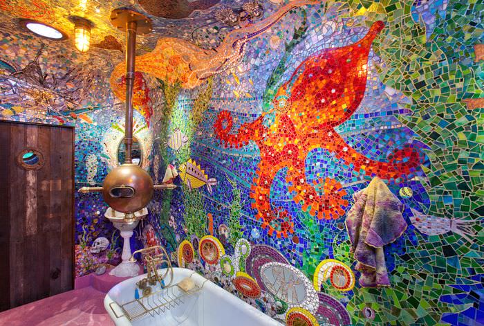 Egyedi fürdőszoba színes mozaik falakkal és mennyezetekkel