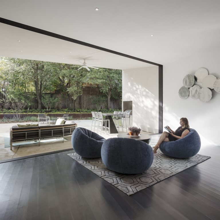 moderne enfamiliehus med glasfronter og udsigt til haven