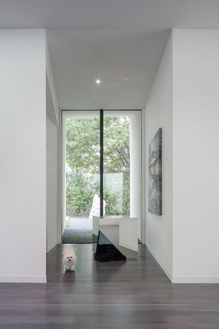 moderne hundehus med glasoverflade i gangen minimalistisk design og alle værelser er isoleret indvendigt og energibesparende belysning