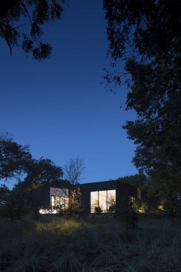 Fritliggende hus i Texas med energibesparende facadebelysning om aftenen