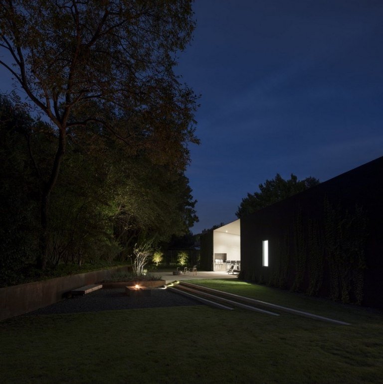 Fritliggende hus med græsplæne og pejs i haven Ideer til miljøvenlig belysning