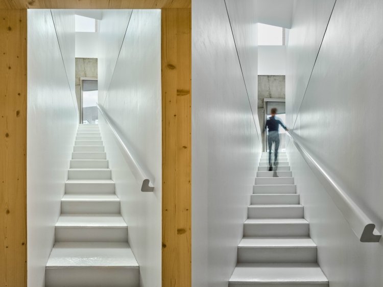 bæredygtig bygning lidt rum trapper hvid indirekte belysning