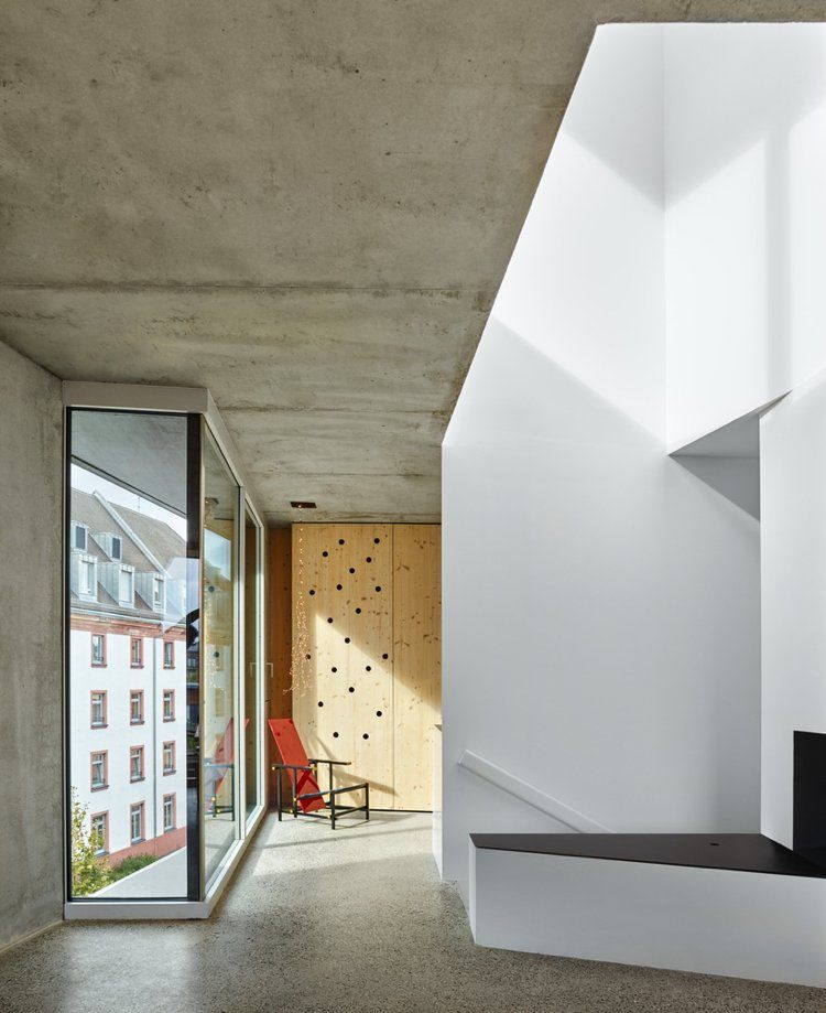 bæredygtig bygning lidt plads privat hus minimalistisk design betontræ