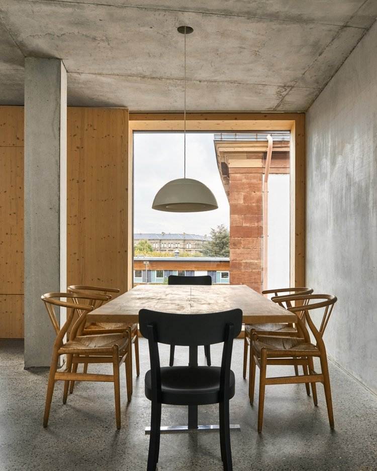 bæredygtig bygning lidt plads privat hus spisestue beton træ minimalistisk