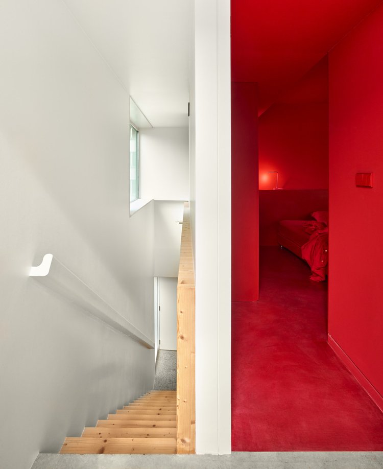 bæredygtig bygning lille rum soveværelse trapper rød hvid