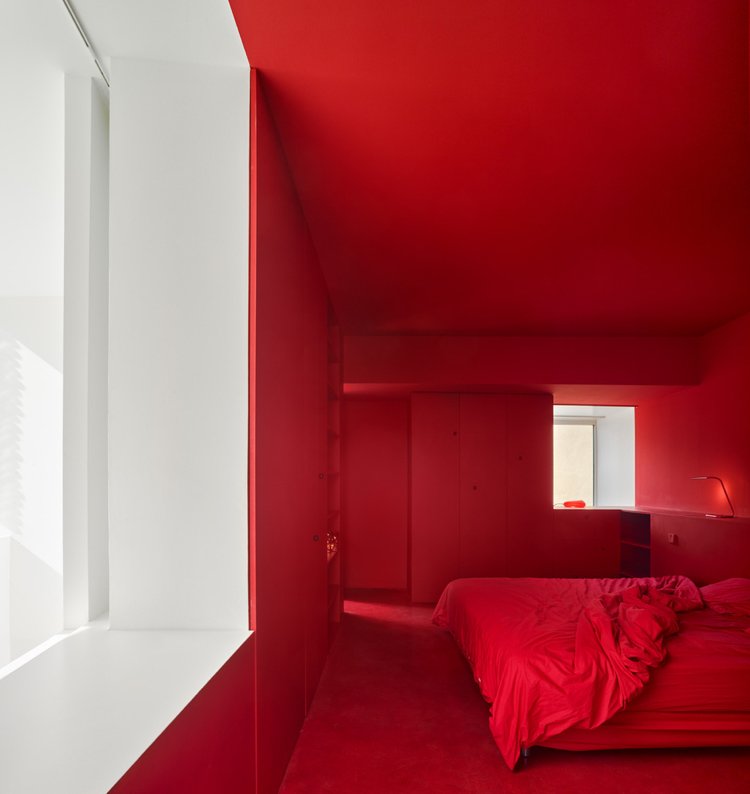 bæredygtig bygning lidt plads soveværelse rød væg farve værelse