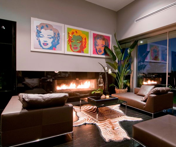 Stue med pejs og Pop Art Merilyn Monroe -kunst