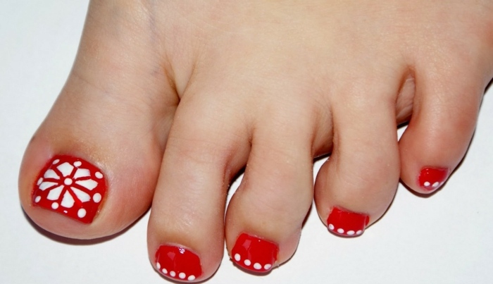 nail art af tæer røde jul snefnug prikker