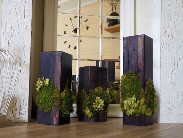 Podlahové vázy vyrobené z dreva s kvetinovými ozdobami