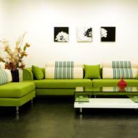 Grøn sofa i et værelse med hvide vægge