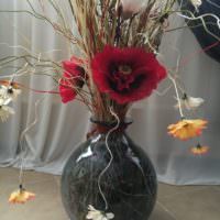 Красиви цветя в стъклена подова ваза