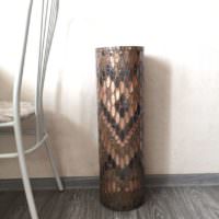 Medená váza na laminátovej podlahe