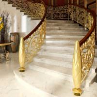Trappe med gyldne gelænder i et privat hus