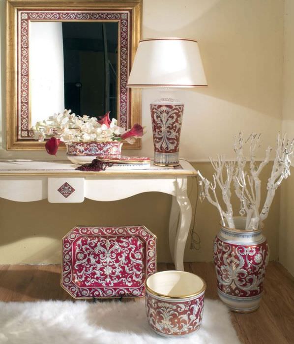 Malované vázy v interiéri spálne