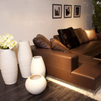 Hvide vaser og brun sofa