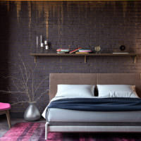 Metalvase i et soveværelse med mørke vægge