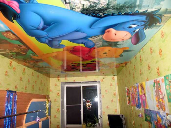 Stretch strop s kreslenými postavičkami do dětského pokoje
