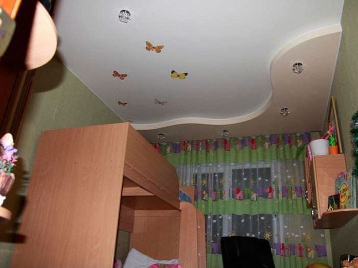 Stretch strop se světlými dekoracemi v dětském pokoji