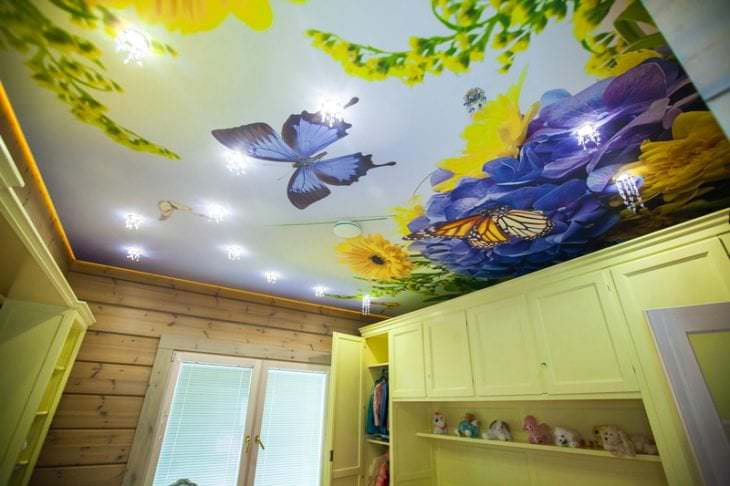 Stretch strop s krásným jasným vzorem do dětského pokoje