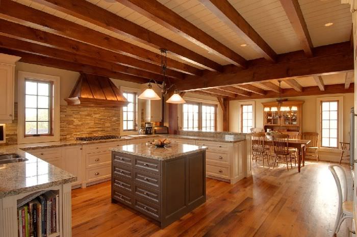 Träbjälkar i taket i kök-vardagsrummet i tysk stil