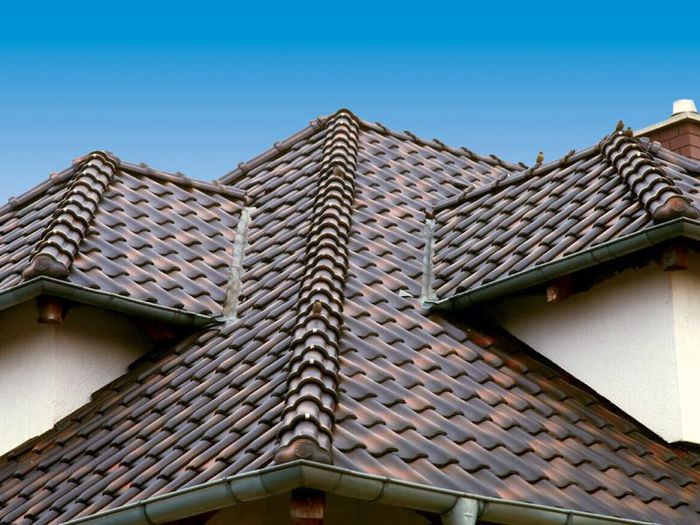 Покрив с керамични плочки върху немска къща