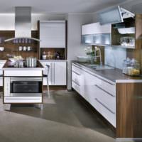 Möbeluppsättning med vita fasader i köket i stil med minimalism