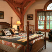 Färgglada textilier på sängen i det rustika sovrummet