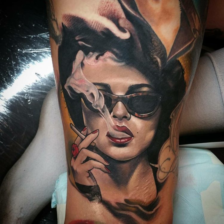 neo-traditionel-tatovering-kvinde-røg-overarm