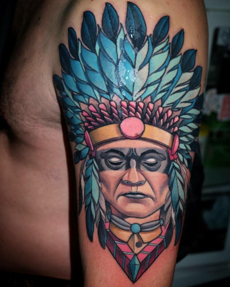 neo-traditionel-tatovering-motiv-indianer-overarm-farvet
