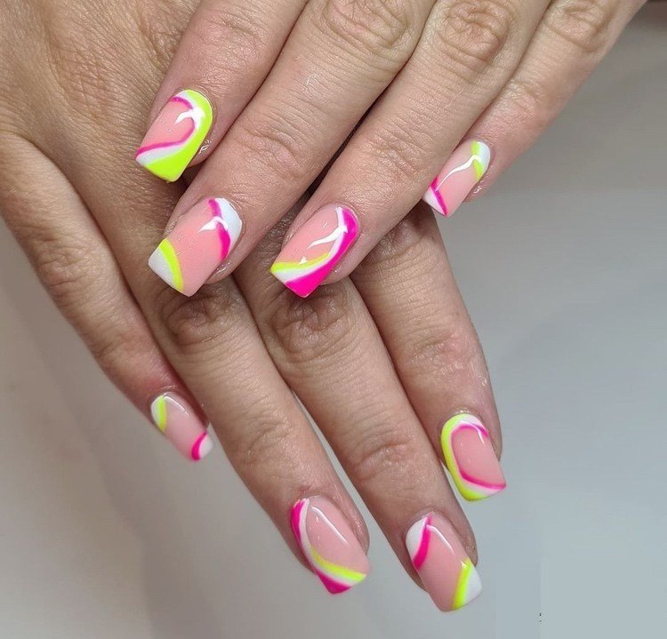 neon sommer negle i pink og gul med negativt mellemrum