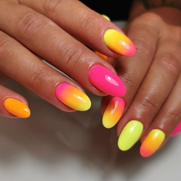 neon negle med en gradient mellem pink orange og gul