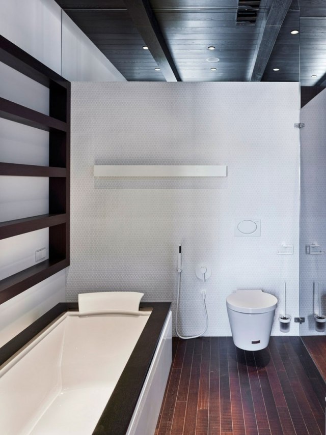 badekar elegant moderne træloftbjælker levende farver kontrast blank hvidt materiale