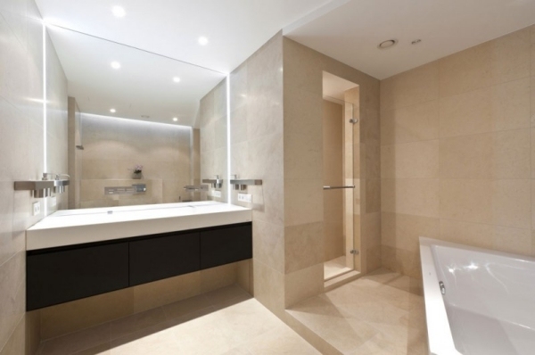 moderne beige badeværelsesflise vægspejl uden ramme