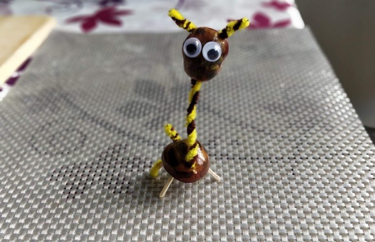 Lav kastanjedyr med googly øjne og tandstikkere - eksempel på en giraf