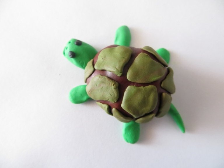 Kastanje og plasticine kombineres til en skildpadde