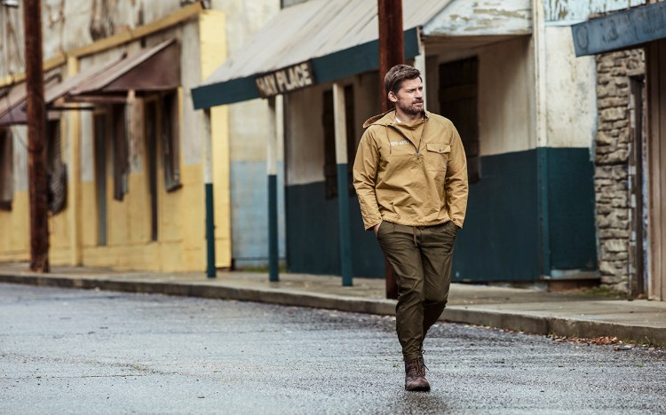 afslappet outfit af nikolaj coster waldau med beige jakkejeans og støvler i et efterårslook