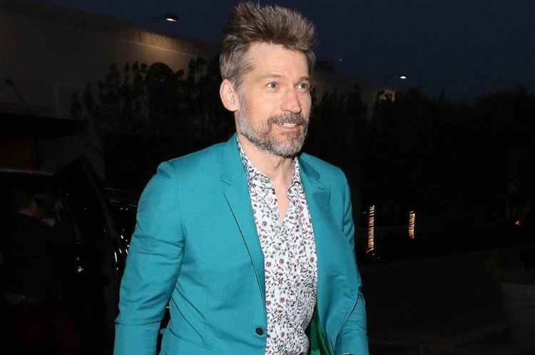 spring outifit af nikolaj coster waldau med en lyseblå jakke og en blomstermønstret skjorte