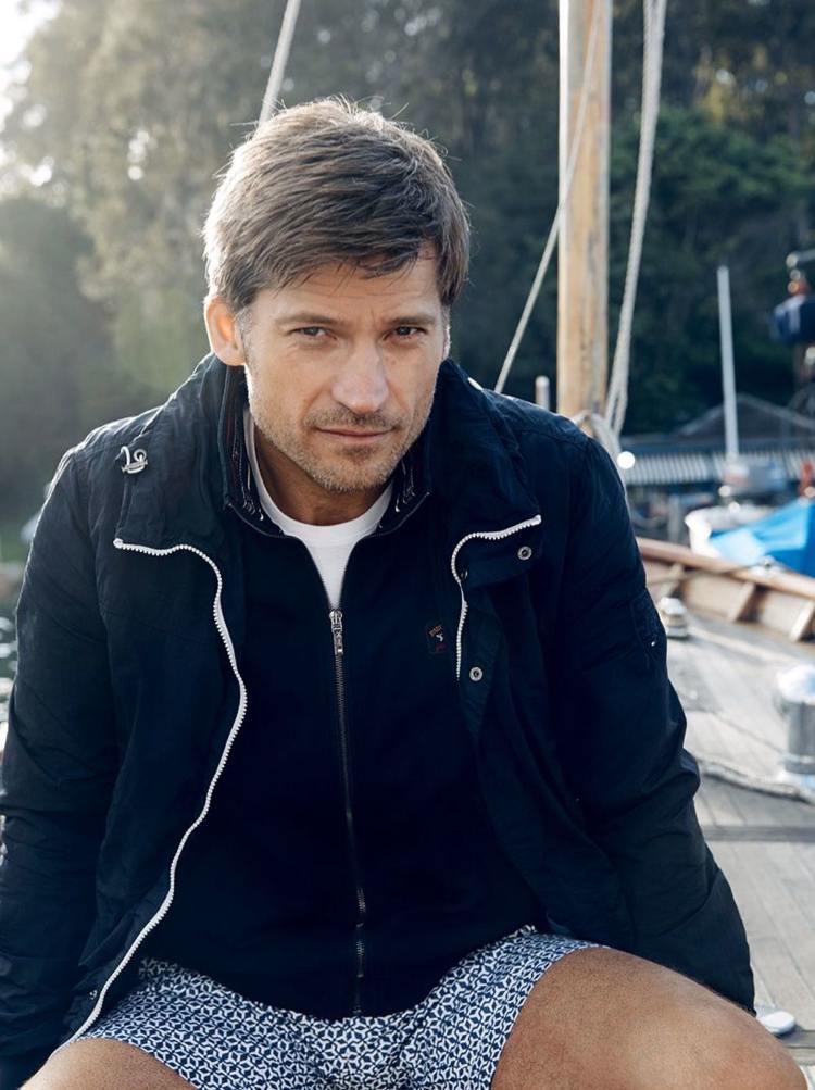 marineblå jakke og poloshirt med korte badebukser kombineret af nikolaj coster waldau i et moderigtigt look