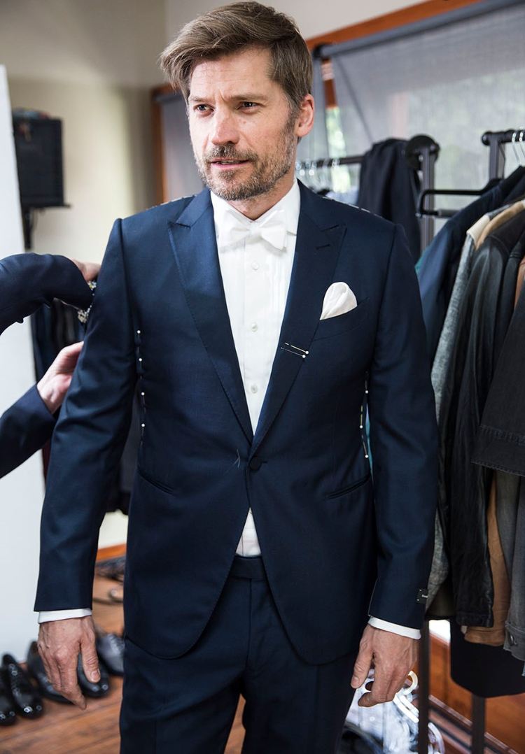 nikolaj coster waldau forsøger sig med en designerdragt, der smokker i blåt fra emerengildo zegna